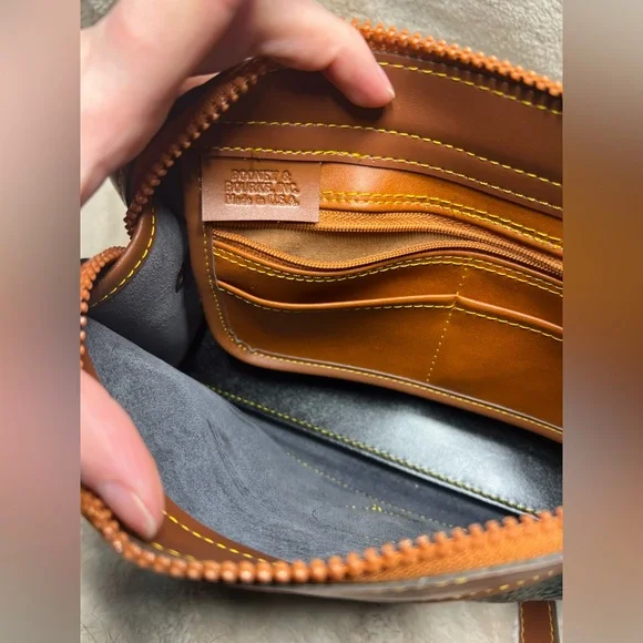 Dooney & Bourke crossbody. - Picture 4 of 10